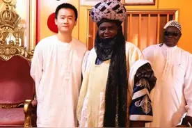河南小伙成非洲酋长，成为一方土地领主，可以娶多位黑人美女为妻图片