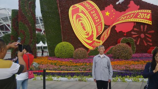 中秋观偿月圆，泪寄天堂双亲，但愿人长久，千里共婵娟