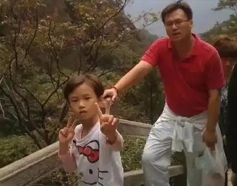 同是冠军父母，陈芋汐父母夸女儿很自律，全红婵母亲却说：胖点好