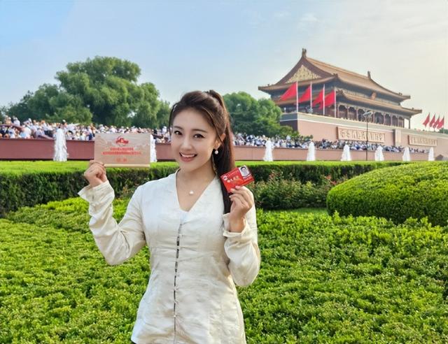 离婚7年，高调参加阅兵礼的王小玮，早已是王小海高攀不起的存在