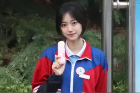 山东一中学女学生为厕所写了一副绝妙对联，校长看到后佩服不已图片