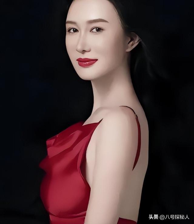 74岁张纪中“服老”了，剃胡须染黑发年轻20岁，和杜星霖更般配