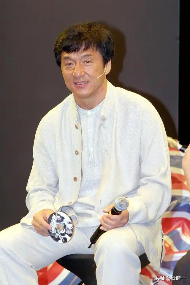 善恶终有报，把儿子养废，任由私生女拾荒的成龙，终为荒唐买单