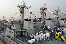 “五岳”齐聚，“山”“海”相连，共庆人民海军成立75周年图片