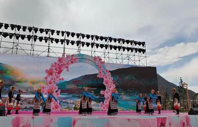 “桃花笑春风，文化映朗县！”这场演出太醉人