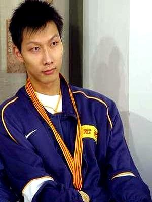 她是易建联的老板娘	，身价40亿，后背纹身性感，年过40仍韵味十足