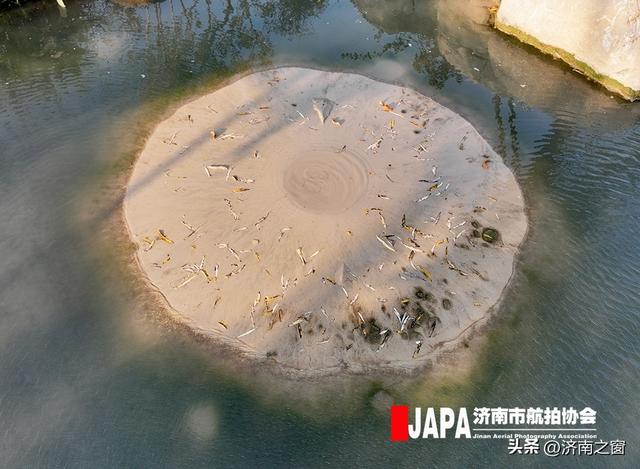 山东济南：“泉涌白沙”奇观 宛如"泉城之眼"