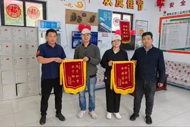 新手机失而复得 失主手持锦旗来感谢图片