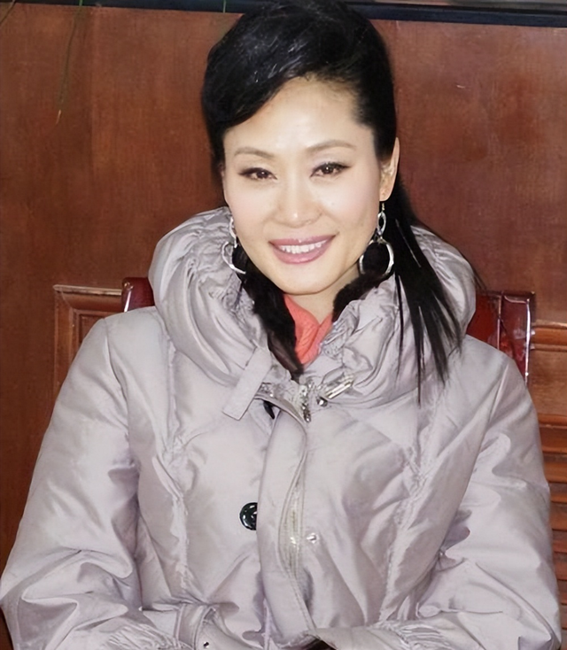 于文华：二婚嫁给未婚小伙，婚后23年未生一子，如今她过得如何？