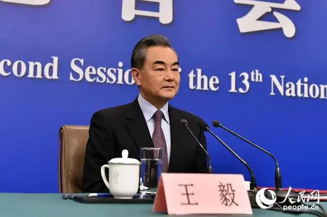 “外交男神”王毅年轻旧照，与妻子罕见同框，岳父曾是周总理秘书