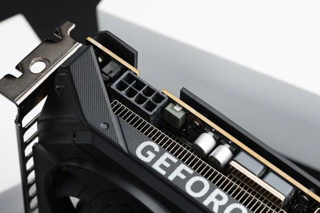 支持DLSS 4的“真甜”卡新成员——技嘉GeForce RTX 5050 GAMING OC魔鹰8GB