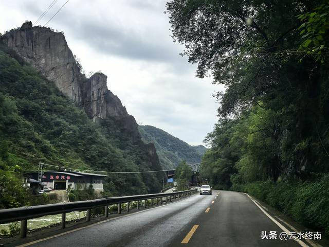 川陕交界的210国道上，有唯一的一段单行线，藏着蜀道上两个秘密