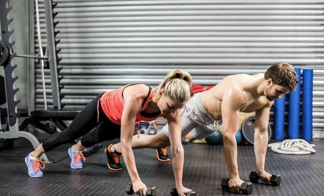 俯卧撑个数，能够反映你的身体健康指数和耐力，你能一次性做几个