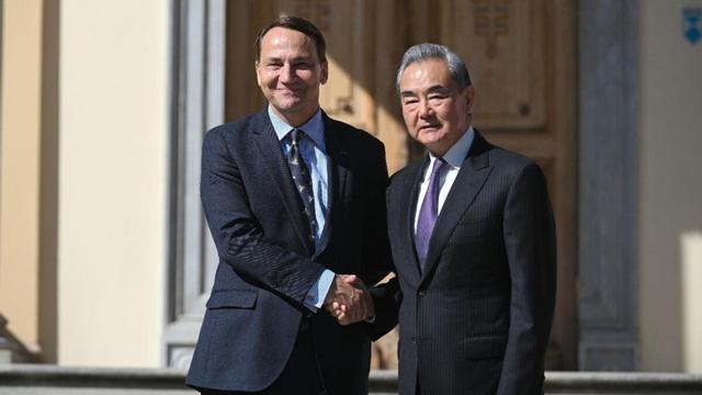 波兰阻挠中欧班列，英国强行介入，不到1天，中俄直接亮出杀手锏