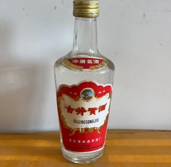 北京大爷四合院藏“百瓶茅台”，拒行家万元一瓶收购，故宫都不换