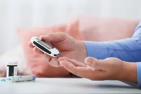 65岁糖尿病人血糖从16降到6，自己总结说全靠这三个方法图片