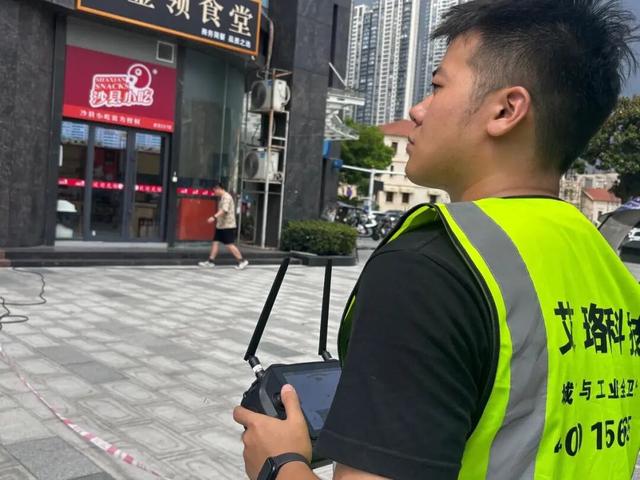 无人机高空保洁洗玻璃：效率达“蜘蛛人”20倍，飞手月薪7000至12000元，路人打听“你们还招人吗？”
