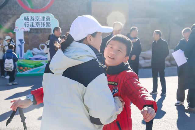 运动小玩家登顶冬奥山巅！京城秋岭，不负少年！