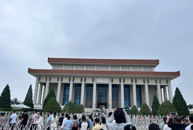 7月19日，北京毛主席纪念堂外发生的真实排队场景，大家看看吧