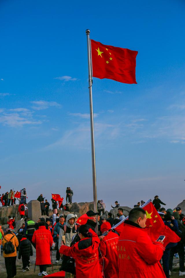 泰山之巅，最爱这抹中国红！