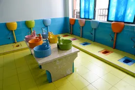 超80%的幼儿不愿在幼儿园大便，这些原因孩子不说，但父母要知道图片
