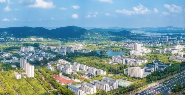 魅力滨湖的故事，就是“两山理论”的太湖实践