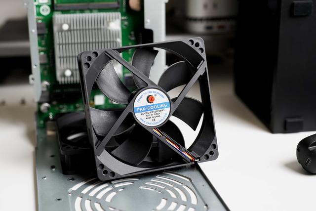 新品首发拆解丨不再躺平的高颜值NAS威联通Qu805