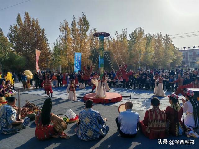 泽普县举办“千年丝路·中国传统旗袍遇见艾德莱斯”新品首发暨休闲骑行活动启动仪式