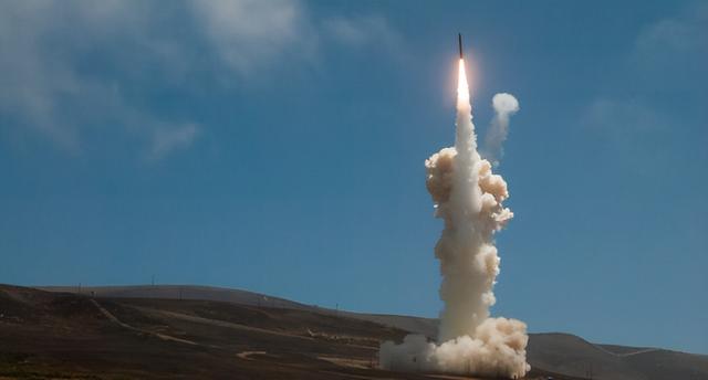 伊朗试射新型导弹，射程超过一万公里，技术突破可覆盖欧美