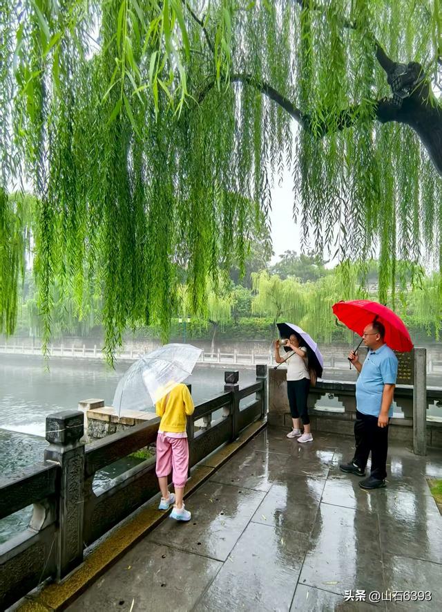 新华社原军事记者陶俊峰泉城美拍：秋雨后 护城河边美如画