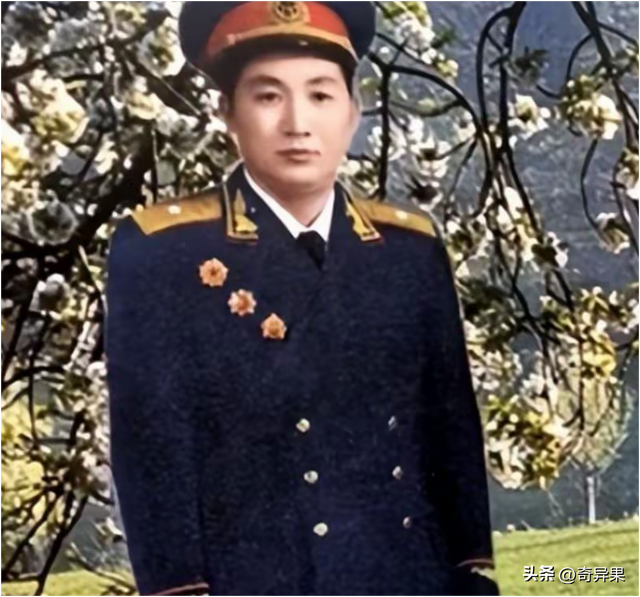 1973年，一名解放军首长的全家福，七个女儿皮肤白皙，颜值很高！