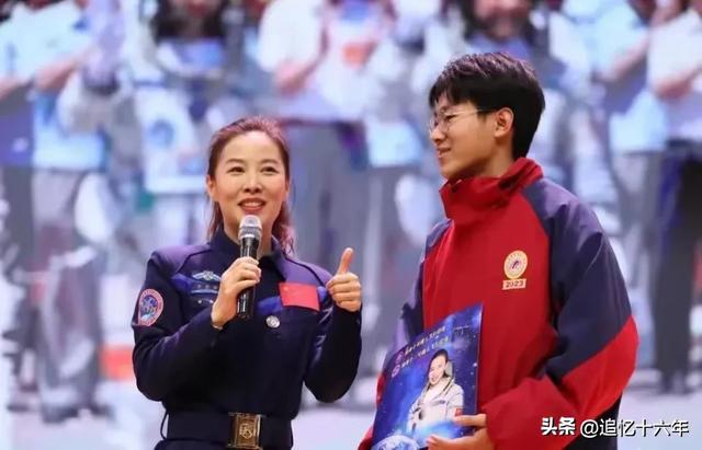 王亚平晋升大校军衔，胸前5牌勋表霸气，可能是首位登月嫦娥