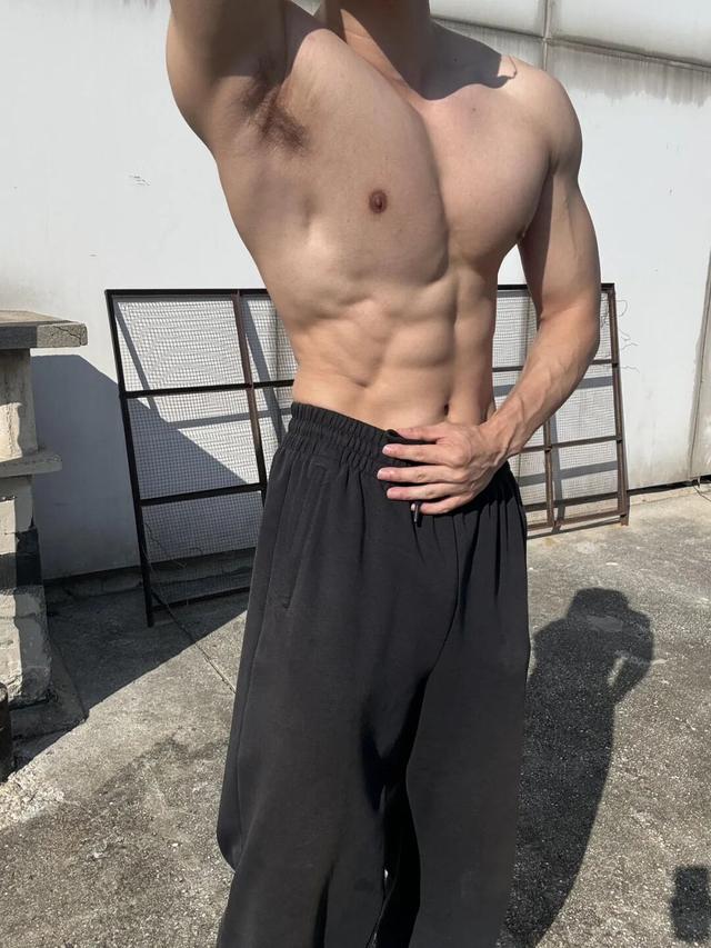 26岁北京自由健身教练，晒泵感肌肉，这身材可以制霸健身房了