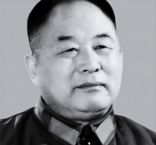 李德生刚上任北京军区司令，就对秘书说：我先到副司令员那报个到