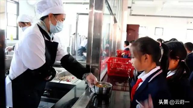 北京下了死命令：2027年底前	，所有中小学必须告别“校外配餐”