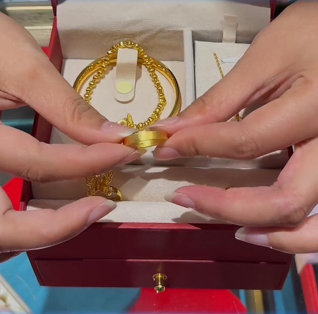 金价暴涨却苦了结婚党！普通人现在还有必要去追高买黄金吗？
