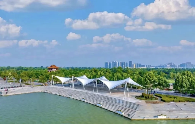 各位旅客，前方到站，济宁站！