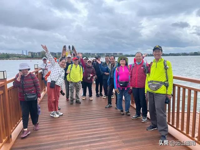 假日徒步，走昆明滇池草海之开合浮桥、雨中打卡新晋网红地，休闲