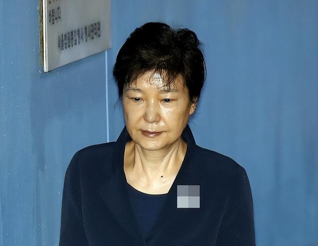 朴槿惠出狱生活：住1676平别墅	，与小10岁律师为伴，如今生活安逸