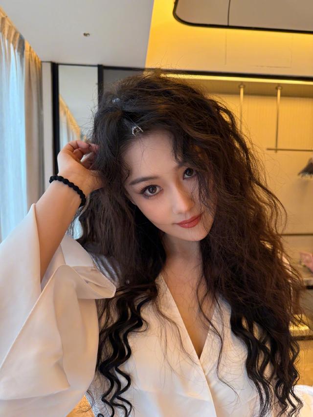 张馨予庆结婚7周年