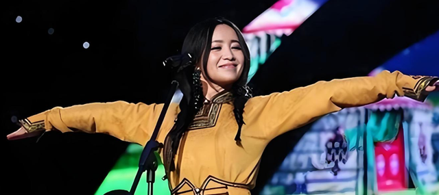 连上5次春晚	，却和恩师同居怀孕被骗流产，如今56岁的她依然单身