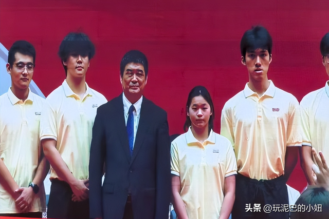 全红婵入学仅4天，被嘲发胖、没学历，官媒：退不退由她自己决定