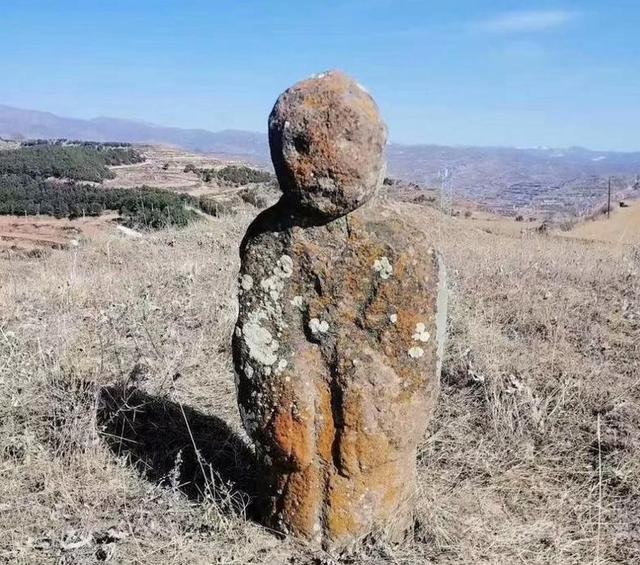 新疆草原惊现“鸣音石人”，通体呈暗黑色，人模人样还能发出声音