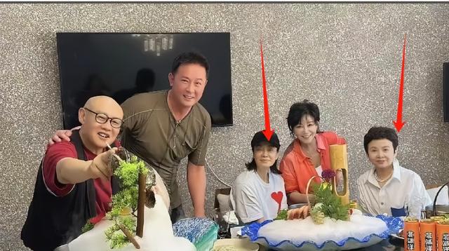 62岁毛阿敏与63岁董文华罕见同框！一个豪门守寡，一个风采依旧