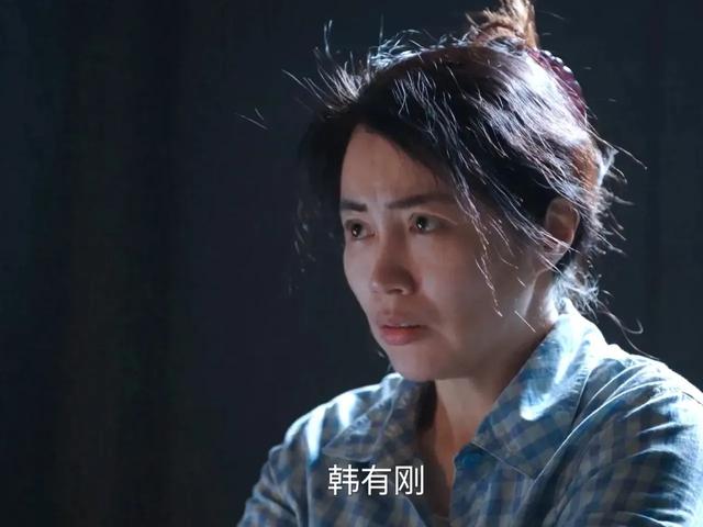 明明同一人,演完《人世间》演《利剑玫瑰》,她反差大差点没认出