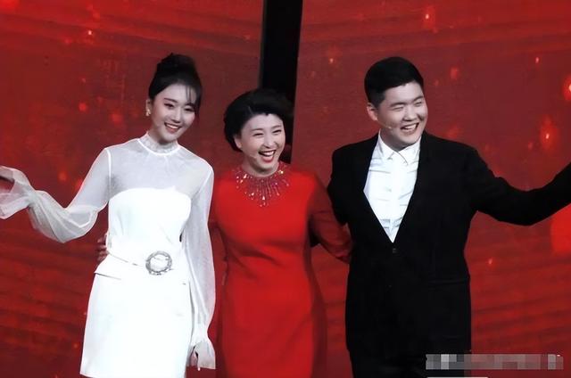 闫学晶事件再升级！官媒下场发文锐评，言辞犀利	，句句直戳她心窝