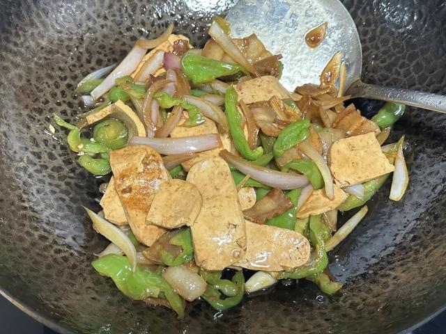 没想到，这三样食材组合炒一盘，才叫好吃下饭！关键既便宜又营养