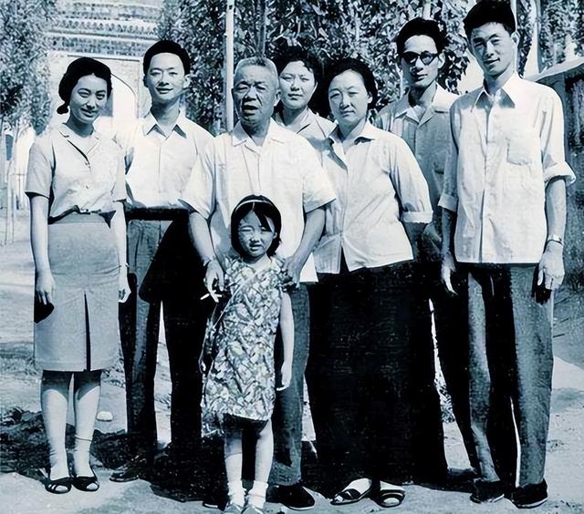 韩先楚的夫人有多美？这是1970留影，她50岁，皮肤白皙，气质非凡