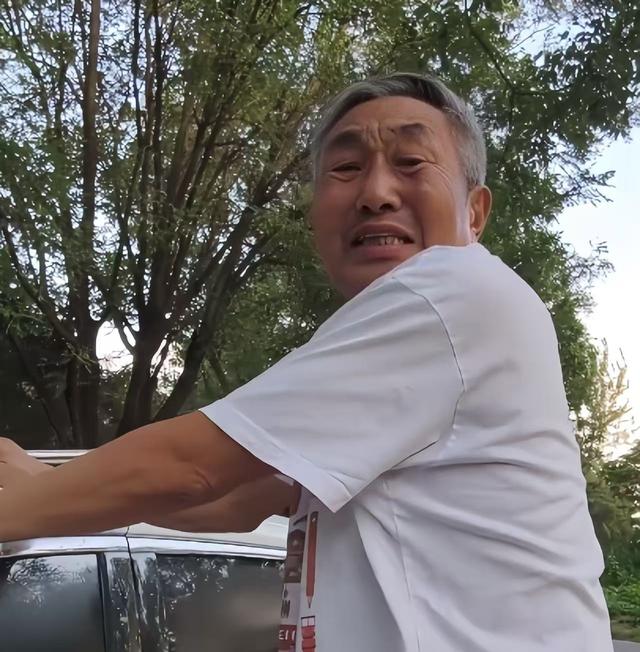 别作了！杜源住别墅开40万车，徒手洗车闪伤腰，只为省20块洗车钱