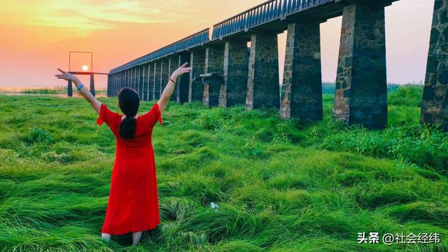 每日一景|石臼湖溧水张许村栈桥赏 “橘子海” 夕阳，水天交融